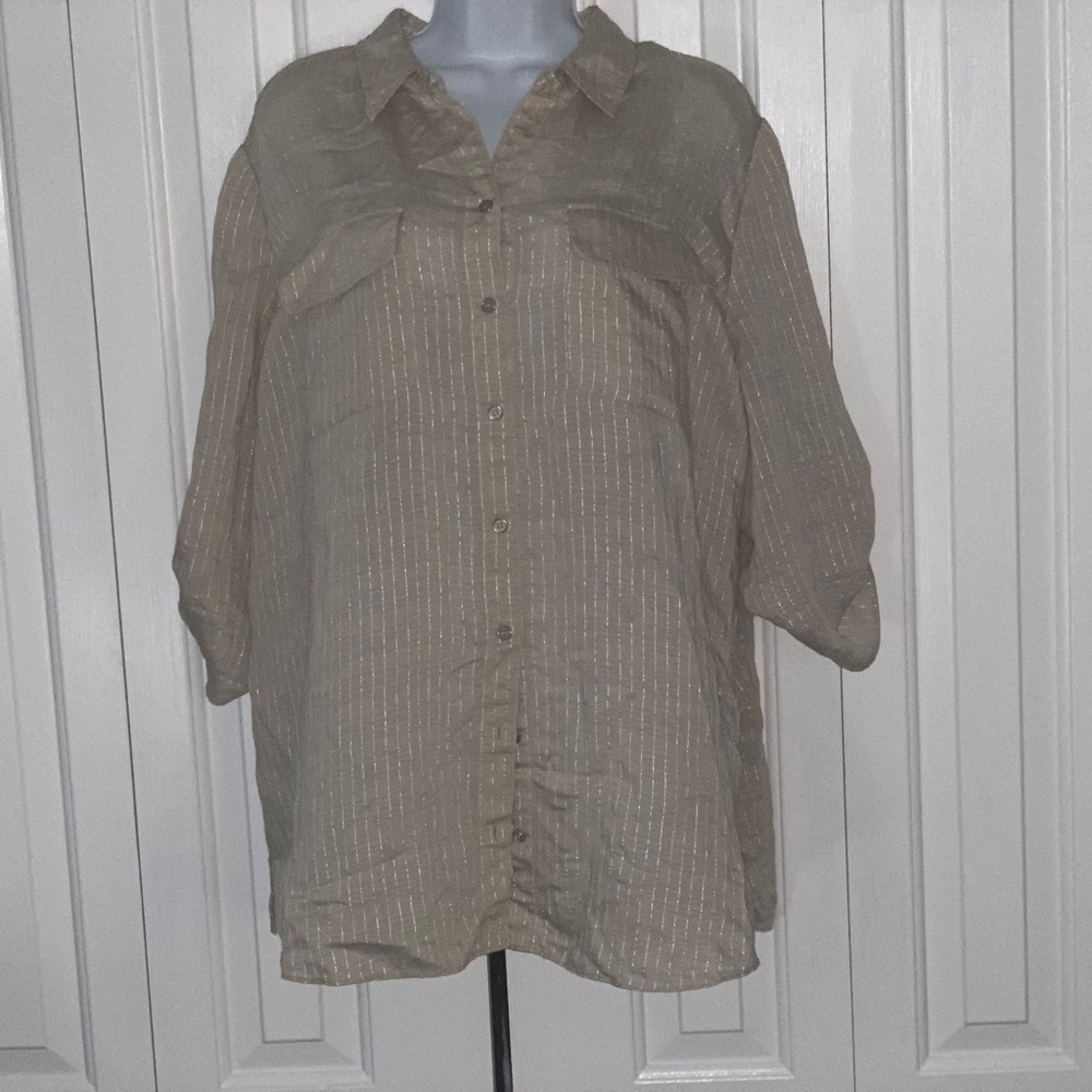 DESIGNED BY CHICO’S!!!!! LIGHTWEIGHT BUTTON TOP